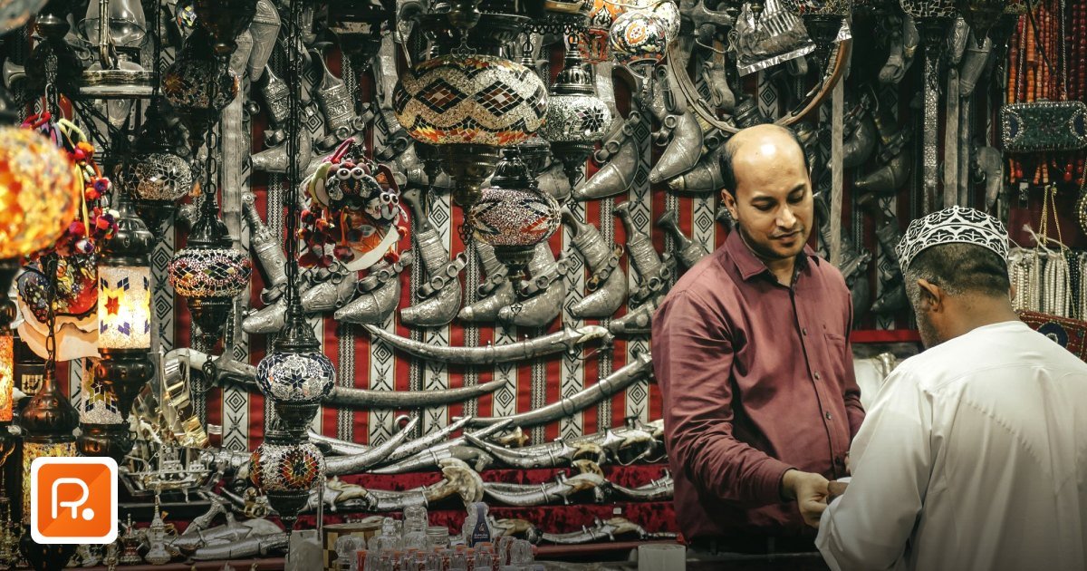 Documents Against Acceptance Trade Payment: A GCC Buyer’s Guide - seller interacting with customer in traditional white