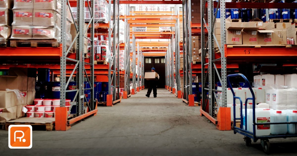Food Ingredients Wholesale UAE: B2B Sourcing Guide 2026 - a worker carrying a box in a well-organized warehouse storage aisle