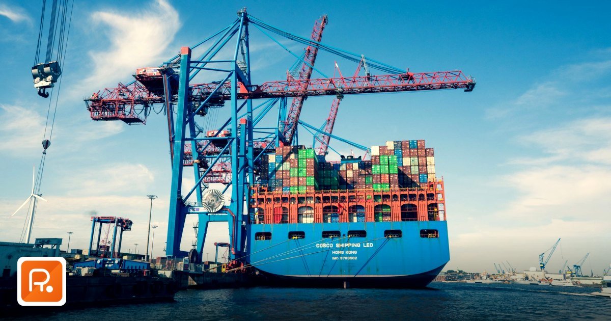 How to Choose a Freight Forwarder for B2B Imports Into the GCC in 2026 - a vibrant scene of a bustling shipping port