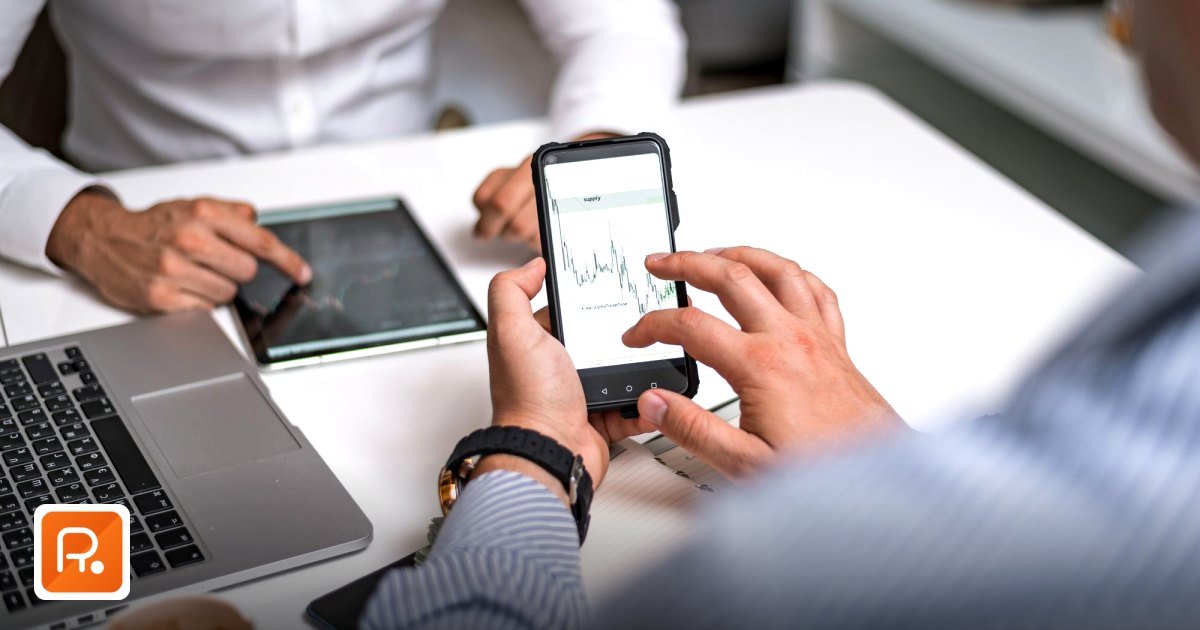 GCC Medical Devices: B2B Procurement Trends and Opportunities 2026 - two business professionals analyzing market trends