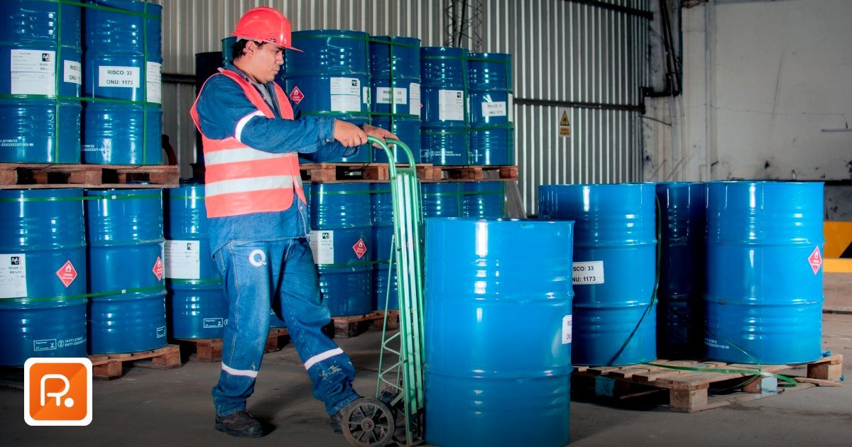 Industrial Chemicals & Lubricants Wholesale Suppliers in the UAE & GCC — B2B Procurement Guide 2026 - industrial worker